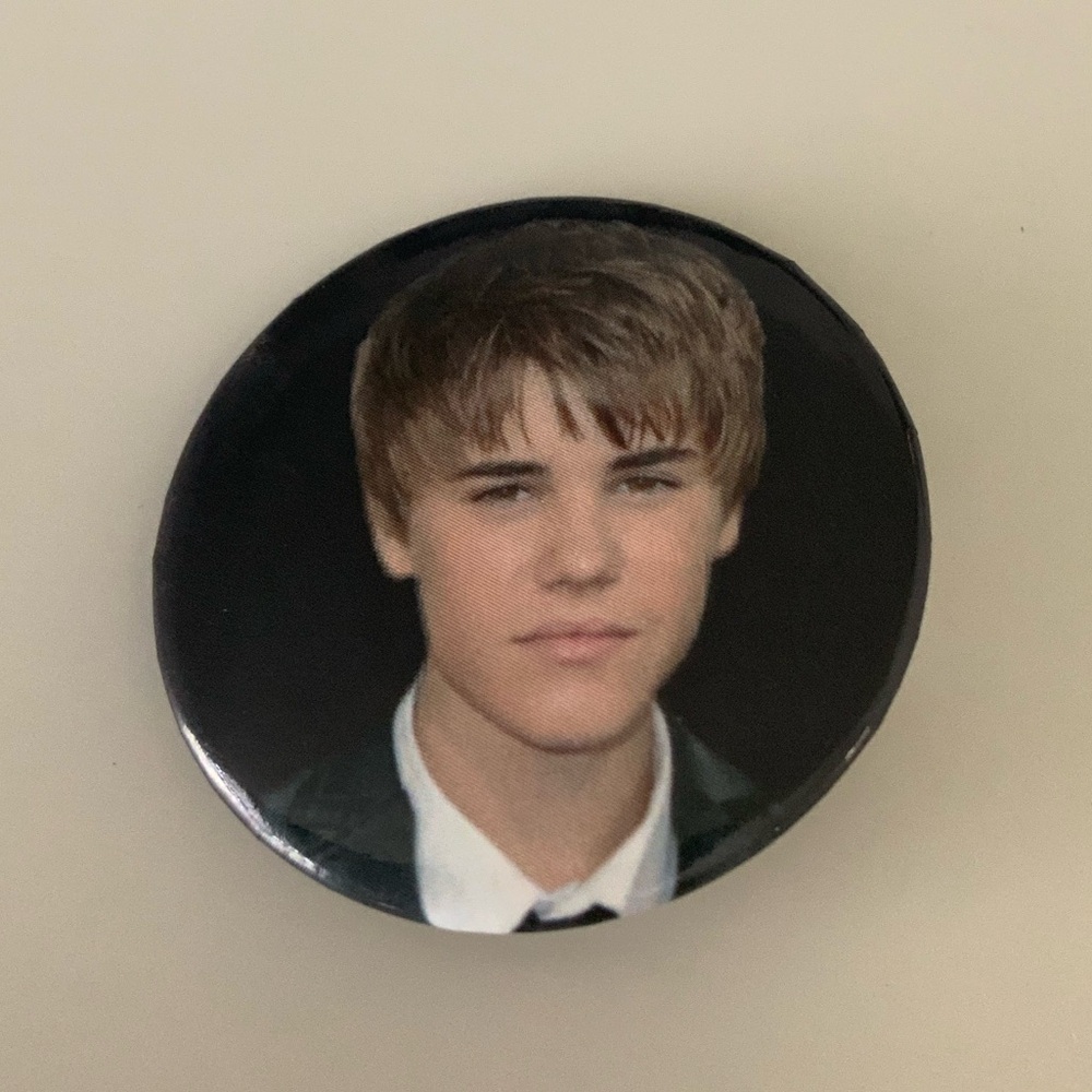 JUSTIN BIEBER Metal Small Round Graphic Collector Pin brooch BRAND NEW